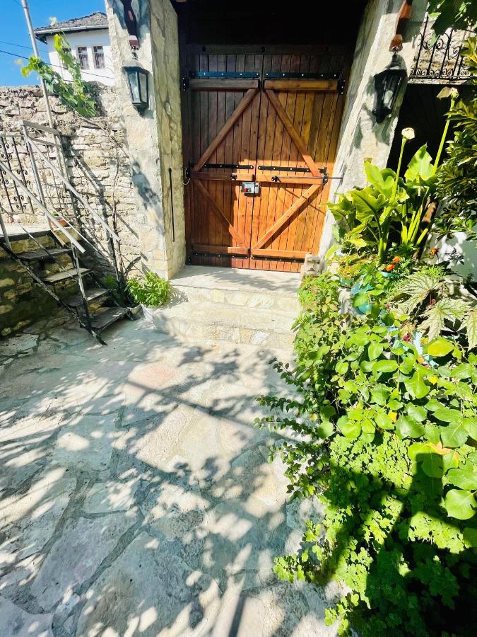 Denis Guesthouse 1930 Gjirokaster Exterior photo